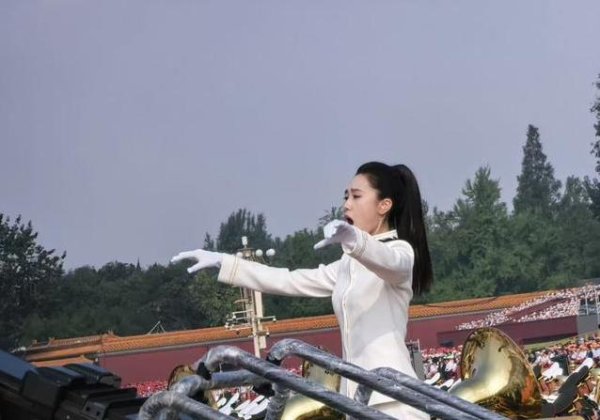 博泰配资 27岁青岛女孩指挥天安门合唱，4个月苦练挥拍2万次，她咋做到的？