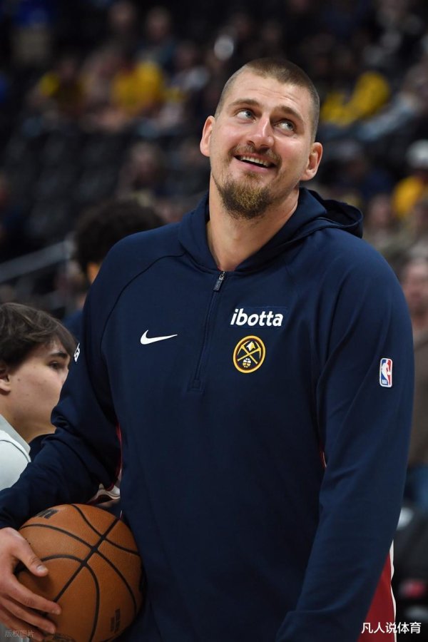 融丰配资 约基奇连场三双创历史! 14+14+15率掘金取首胜, 三节打卡再显MVP本色, 助攻戈登360度暴扣点燃全场